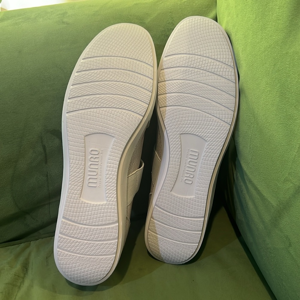 Munro Cass Taupe Nubuck - Picture 5 of 8